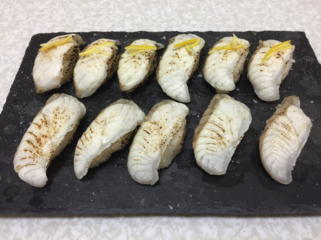 シーバスの美味しい食べ方の1つ 寿司にして炙ってレモン汁 塩が美味い 釣りキチ隆の視点