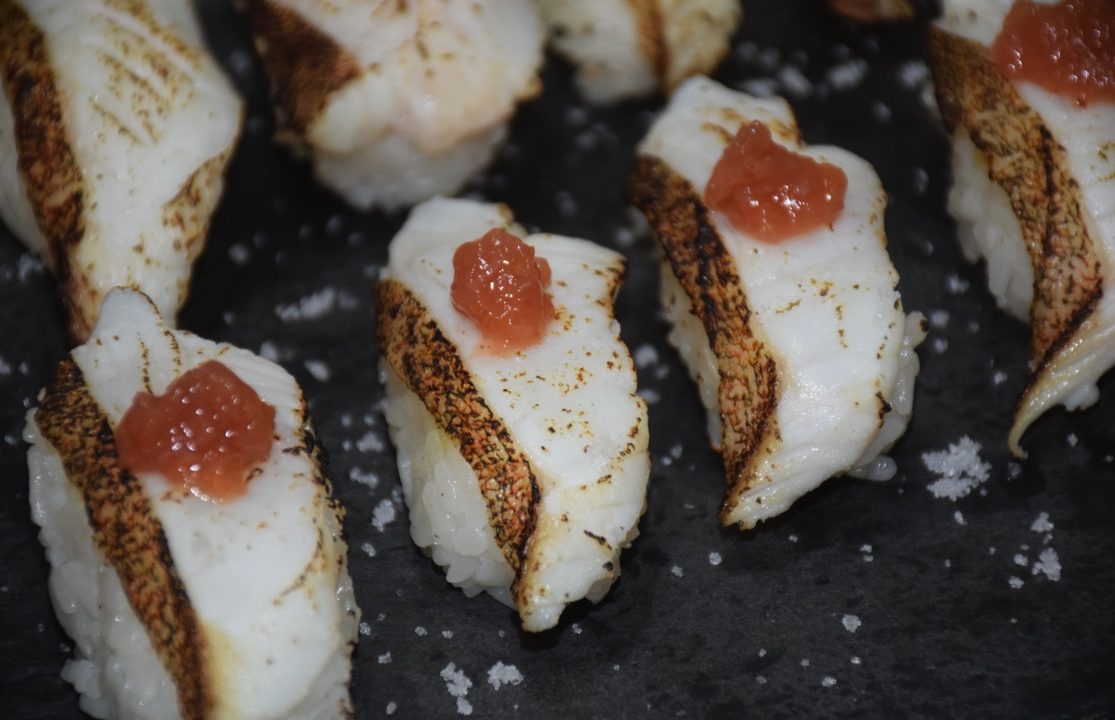 魚料理レシピ 釣ったキジハタの炙り寿司 梅肉 酢と塩で頂く美味しい食べ方 釣りキチ隆の視点