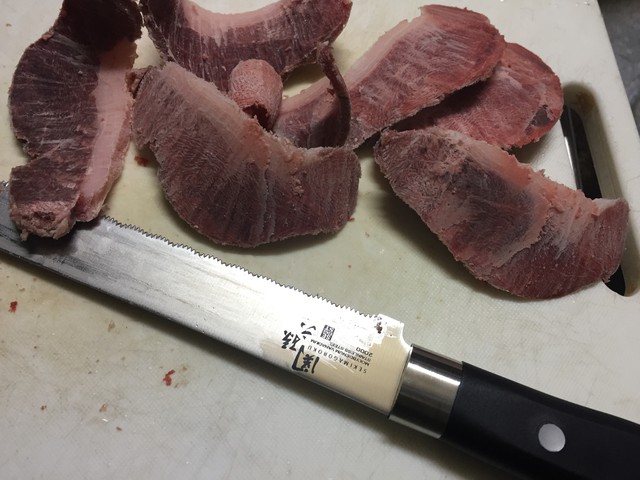 知らなかった…冷凍肉を切る時の注意点。｜釣りキチ隆の視点